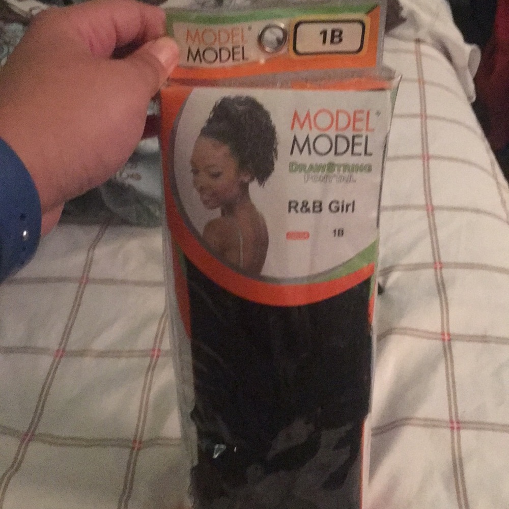 ModelModel drawstring ponytail